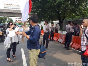Protes Penolakan Jenderal Gatot, Massa Demo Kedubes AS