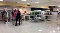 Salah satu petugas Lotus, menjelaskan program diskon memang diberikan agar barang cepat habis.