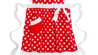 Saat masak bisa tetap tampil cantik menggunakan celemek Minnie Mouse ini. Pola polkadot merah dan putihnya lucu banget ya? Foto: Istimewa