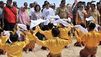Tarian tradisional menyambut kedatangan Susi. Pool/Lilly Aprilya Pregiwati/KKP.