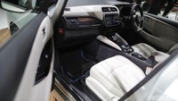 New Nissan LEAF juga memiliki ProPILOT Park, fitur ini memungkinkan pengemudi untuk parkir dengan aman dan mudah, termasuk di area parkir paralel.