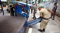 Padahal, sebelumnya pihak Satpol PP telah mengingatkan agar para PKL tidak berjualan di atas fasilitas umum.