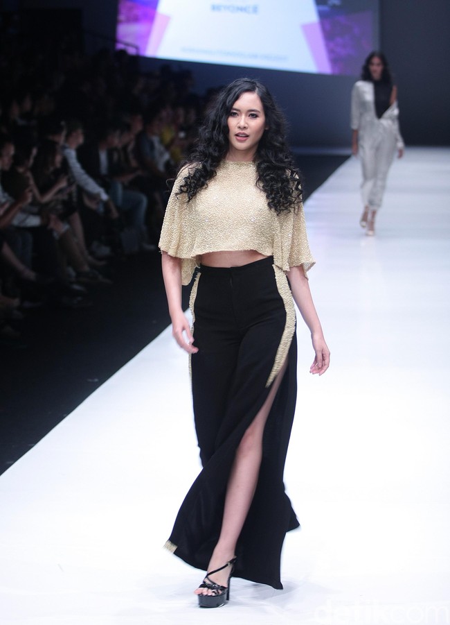 Fashion show Luna Maya berkolaborasi dengan desainer Hartono Gan, yang mengangkat tema Divas in Music di Jakarta Fashion Week 2018, Senayan City, Jakarta, Minggu (22/10/2017). Foto: Mohammad Abduh/Wolipop