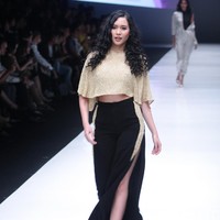 Fashion show Luna Maya berkolaborasi dengan desainer Hartono Gan, yang mengangkat tema Divas in Music di Jakarta Fashion Week 2018, Senayan City, Jakarta, Minggu (22/10/2017). Foto: Mohammad Abduh/Wolipop