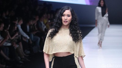 Foto: 14 Koleksi Busana Luna Maya yang Terinspirasi Beyonce
