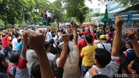 Demo para supir taksi online ini terkait penolakan beberapa pion pada revisi Permenhub Nomor 26 tahun 2017 tentang Penyelenggaraan Angkutan Orang dengan Kendaraan Bermotor Umum Tidak dalam Trayek alias taksi online yang akan dibentuk menjadi PM baru.