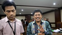 Musa Zainuddin meninggalkan Pengadilan Tipikor usai menjalani sidang tuntutan.