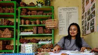 Sampah lain seperti kertas koran juga mampu diolah menjadi perabotan yang indah.