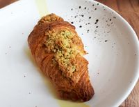 Uniknya Donat dan Croissant dengan Isian Telur Asin