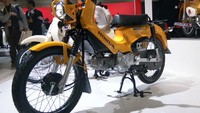 Ini adalah retro dari Cross Cub 110. Styling ini menekankan tampilan yang lebih tangguh dan lebih santai, dengan lampu LED dan pelindung lampu yang dirancang khusus, spakbor depan baja, pelek depan depan dan belakang, serta ban yang lebih tebal dengan pola tapak yang lebih dalam. Foto: Andi Sururi