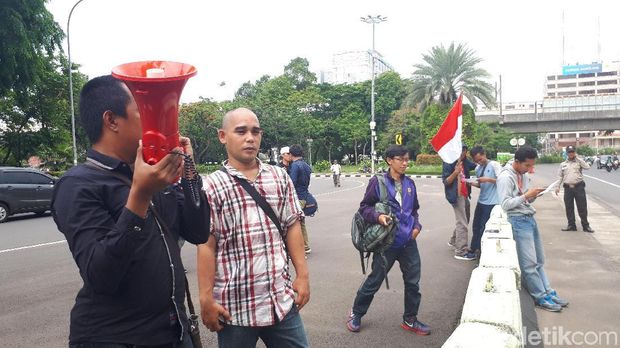 Mereka menuntut pemerintahan AS untuk menyampaikan permintaan maaf secara terbuka di media massa