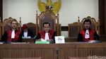 Foto: Tangis Bahagia Warga Bukit Duri di PN Jakpus