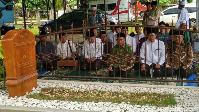 Mendikbud Ziarah ke Makam Hasyim Muzadi