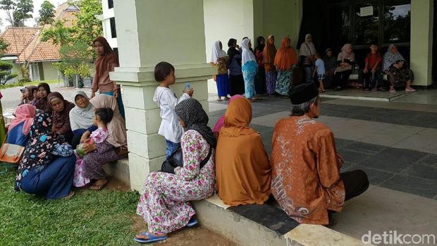 Isak Tangis Warnai Kedatangan Lima Korban Laka di RSUD 