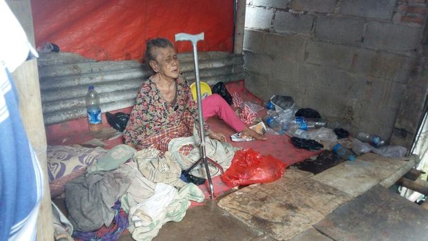 Mak Eneng tinggal sebatang kara di sebuah rumah yang akan banjir jika hujan deras