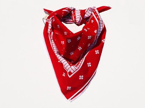 Sedang Tren, 5 Scarf Cantik yang Bikin Gaya Kamu Lebih Stylish