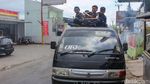 Ngeriii,.. Begini Tradisi Pelajar Garut Naik di Atap Mobil