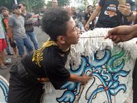 Salah satu penari yang kesurupan makan dupa
