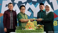 Ketum PKB Muhaimin Iskandar bersama Ketua Fraksi PKB Ida Fauziah dan Sekretaris Fraksi Cucun Ahmad Syamsurijal saat merayakan hari jadi Fraksi PKB di gedung DPR, Rabu (25/10/2017).