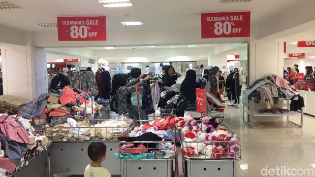 Diskon produk sepatu hingga pakaian di Lotus Thamrin