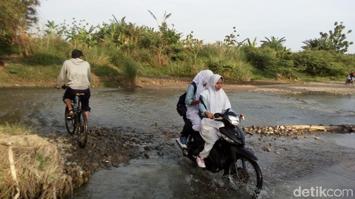 Sudah 2 Bulan Siswa Di Semarang Ini Terjang Sungai Untuk Ke