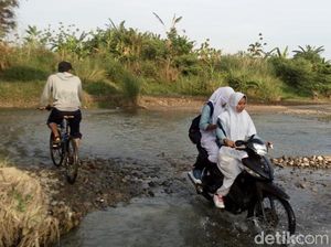 Sudah 2 Bulan, Siswa di Semarang Ini Terjang Sungai untuk ke Sekolah