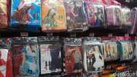 Masih ada beberapa kostum lainnya. Tapi sepertinya, kostum ini bisa juga dipakai untuk acara Halloween. Fenomena ini memang nyata di Jepang. Traveler jangan kaget saja kalau kebetulan ketemu bagian dewasa ini kalau belanja di Don Quijote (Wahyu/detikTravel)