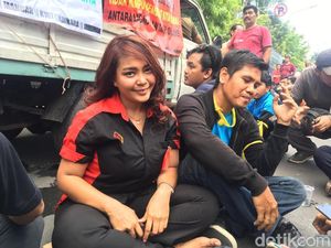 Aksi Wanita Pengemudi Taksi Online Ikut Demo Tolak Aturan Baru