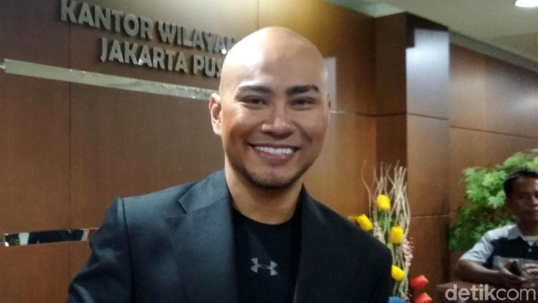 Deddy Corbuzier Baca Syahadat Usai Salat Jumat