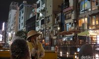 Nenek-nenek pemandu wisata tur menyusuri Dotonbori (Wahyu/detikTravel)