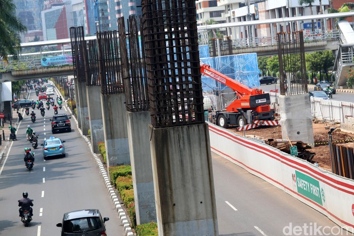 Mangkraknya proyek monorel masih menyisakan tiang pancang di Jalan Rasuna Said, Jakarta, Rabu (25/10/2017). Nasib penggunaan tiang bekas monorel diserahkan kepada Pemprov DKI yang saat ini dipimpin Anies Baswedan.