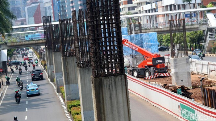 Mangkraknya proyek monorel masih menyisakan tiang pancang di Jalan Rasuna Said, Jakarta, Rabu (25/10/2017). Nasib penggunaan tiang bekas monorel diserahkan kepada Pemprov DKI yang saat ini dipimpin Anies Baswedan.