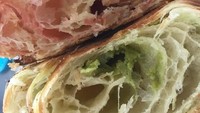 Bukan hanya warna saja, isian croissant juga beragam. Yang lagi tren diunggah oleh @yegkim. Isinya pasta strawberry dan matcha.