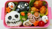 Hantu-hantu nakal ini terbuat dari telur rebus yang diiris menjadi dua bagian loh! 