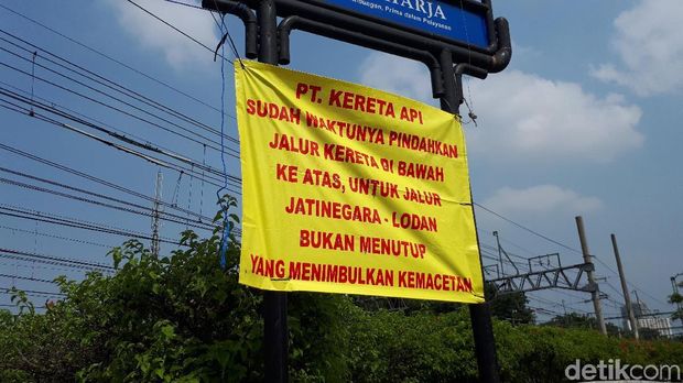 Warga Protes Penutupan Perlintasan Kereta di Jalan Angkasa 