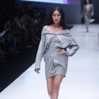 Fashion show Luna Maya berkolaborasi dengan desainer Hartono Gan, yang mengangkat tema Divas in Music di Jakarta Fashion Week 2018, Senayan City, Jakarta, Minggu (22/10/2017). Foto: Mohammad Abduh/Wolipop