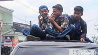 Masyarakat sudah terbiasa dengan aksi pelajar yang berbahaya ini.
