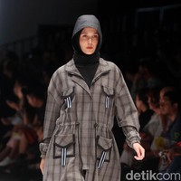Koleksi Detention Rani Hatta di Jakarta Fashion Week 2018. Foto: Rengga Sancaya/Detikcom