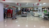 Kemudian sejumlah rak sepatu sudah tampak kosong, hanya ada beberapa tumpukan kardus. Masih ada barang diskon mulai dari tas wanita, sepatu, pakaian kerja hingga mainan anak.