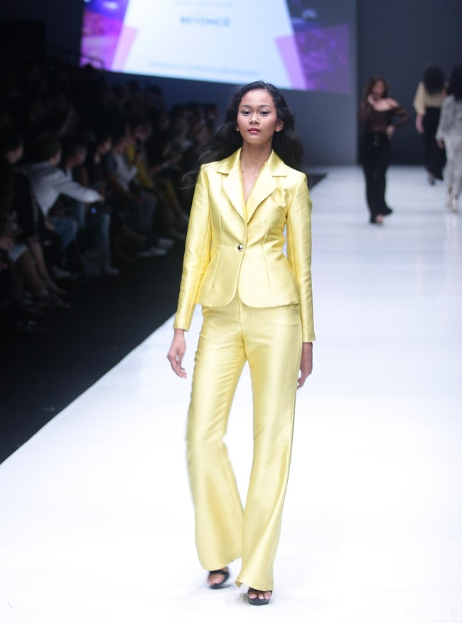 Fashion show Luna Maya berkolaborasi dengan desainer Hartono Gan, yang mengangkat tema Divas in Music di Jakarta Fashion Week 2018, Senayan City, Jakarta, Minggu (22/10/2017). Foto: Mohammad Abduh/Wolipop