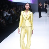 Fashion show Luna Maya berkolaborasi dengan desainer Hartono Gan, yang mengangkat tema Divas in Music di Jakarta Fashion Week 2018, Senayan City, Jakarta, Minggu (22/10/2017). Foto: Mohammad Abduh/Wolipop