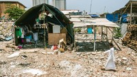 Warga kampung Akuarium bersikeras tinggal di area tersebut walau hanya menggunakan tenda sebagai atap rumah.