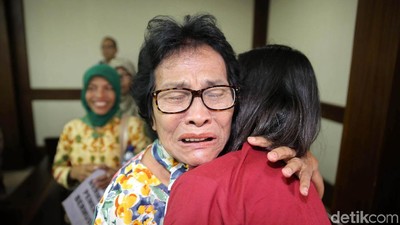 Foto: Tangis Bahagia Warga Bukit Duri di PN Jakpus