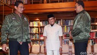 Dari pertemuan tersebut, Habibie memberikan jaket bomber berwarna hijau kepada Anies dan Sandi. Jaket itu menunjukkan program Habibie yang sedang membangun pesawat R80.