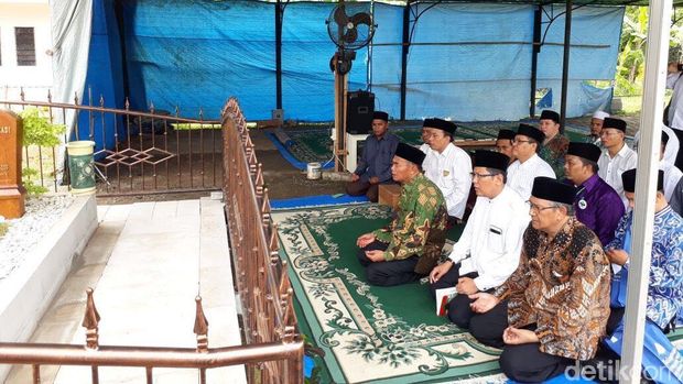 Ziarah dilakukan usai acara Seminar Ulama Pesantren dan Cendekiawan Bela Negara di Pesantren Al-Hikam, Depok