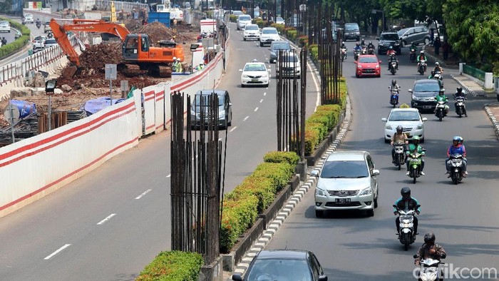 Mangkraknya proyek monorel masih menyisakan tiang pancang di Jalan Rasuna Said, Jakarta, Rabu (25/10/2017). Nasib penggunaan tiang bekas monorel diserahkan kepada Pemprov DKI yang saat ini dipimpin Anies Baswedan.