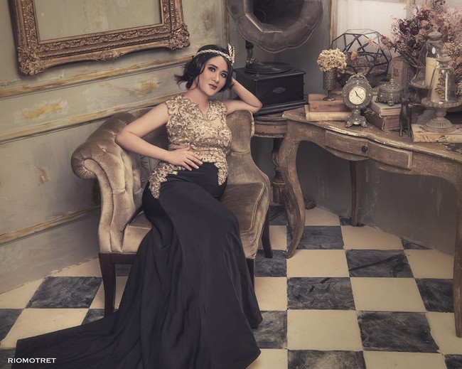 Cantiknya aktris Ryana Dea pemotretan kehamilan dengan gaya 20-an ala Great Gatsby. Usia kehamilan Ryana saat ini menginjak delapan bulan. Foto: Instagram