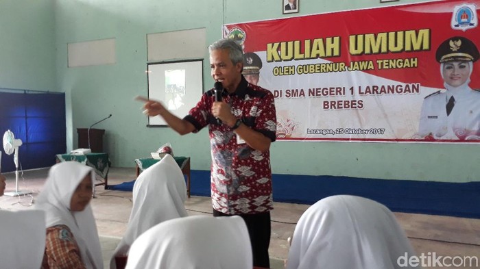 Begini Suasana Kelas Saat Gubernur Ganjar Mengajar di SMA Brebes