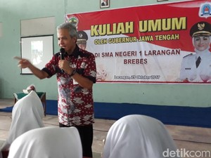 Begini Suasana Kelas Saat Gubernur Ganjar Mengajar di SMA Brebes