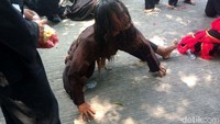 Kesurupan berjalan seru. Tiap penari memiliki gayanya tersendiri saat kesurupan. Ada beberapa orang yang tetap menari namun juga ada yang berlarian seperti harimau sambil mengaum. Ada juga yang menghampiri dupa yang telah di sediakan oleh para pawang dan memakan dupa tersebut.